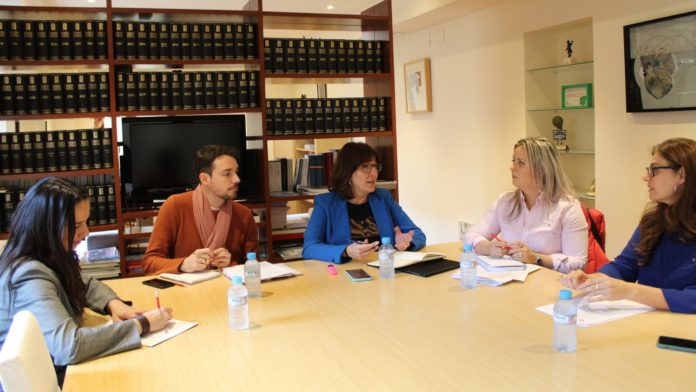 Blanca Fernández, con representantes de CCOO y UGT.