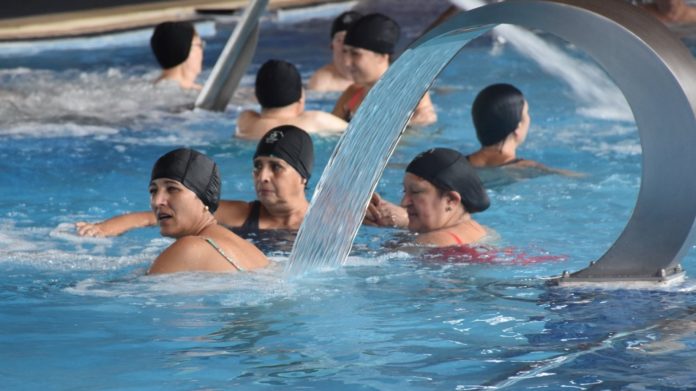 Más 3.700 personas se beneficiarán del primer turno del programa de Termalismo Social de la Junta Beneficiarias del programa de Termalismo Social, en un balneario.