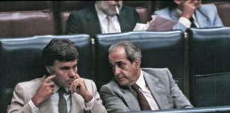 Fernando Morán, con Felipe González en el Congreso de los Diputados.