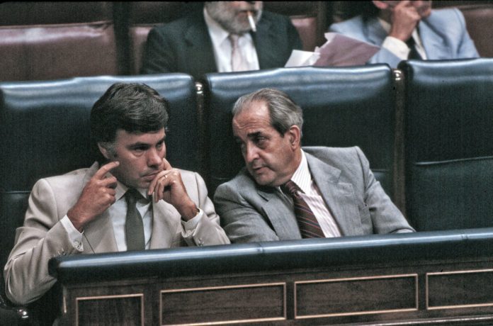 Fernando Morán, con Felipe González en el Congreso de los Diputados.
