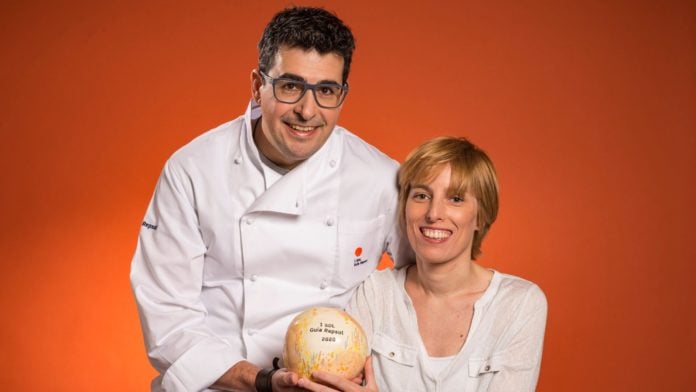 Jorge Maestro y María Vaqueira, del restaurante Nola, con el reconocimiento de la Guía Repsol.