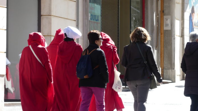 Las mujeres de rojo, por la Calle Mayor de Guadalajara.