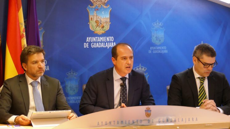 Pérez Borda, Rojo y Baeza, en la presenteción de los presupuestos de 2020 para el Ayuntamiento de Guadalajara. (Foto La Crónic@)