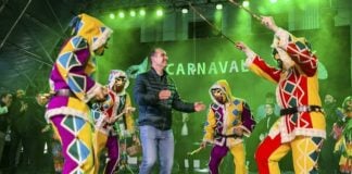 El alcalde de Guadalajara, bailando entre botargas en el pregón del Carnaval 2020.