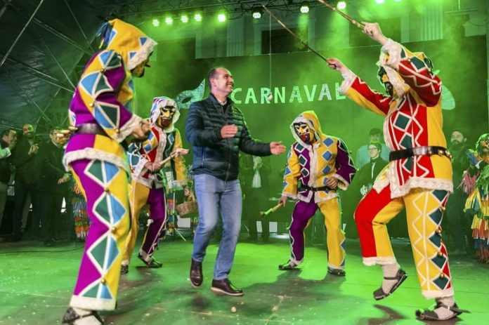 El alcalde de Guadalajara, bailando entre botargas en el pregón del Carnaval 2020.