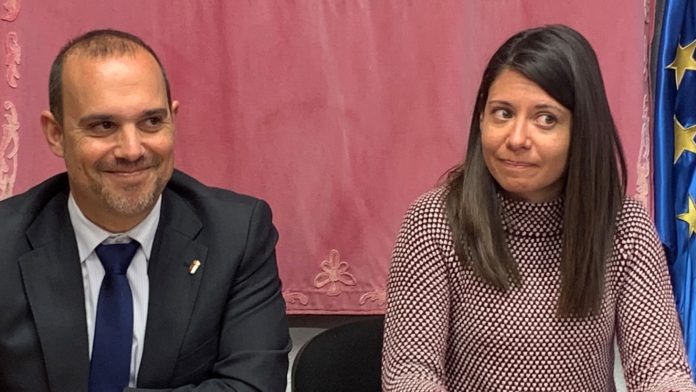 Bellido, con la alcaldesa de Torrejón del Rey.