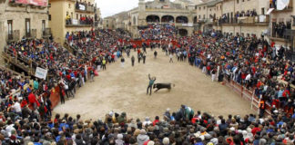 La Plaza Mayor de Ciudad rodrigo, atestada en el Carnaval del Toro de 2018,