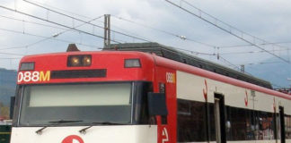 Tren de Cercanías en el andén.