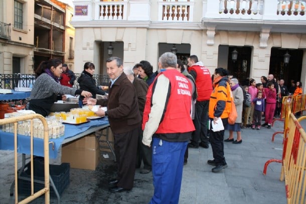 Repartiendo chorizo un Jueves Lardero en la Plaza Mayor. (Foto: La Crónic@)