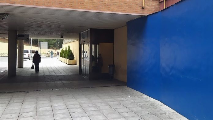 Acceso a las consultas externas del Hospital de Guadalajara. (Foto: La Crónic@)