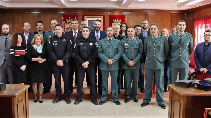 Policía Local y Guardia Civil reciben un homenaje en Azuqueca por una gran intervención.