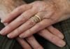 Roba a una anciana en estado vegetativo Una anciana, con varios anillos de oro.