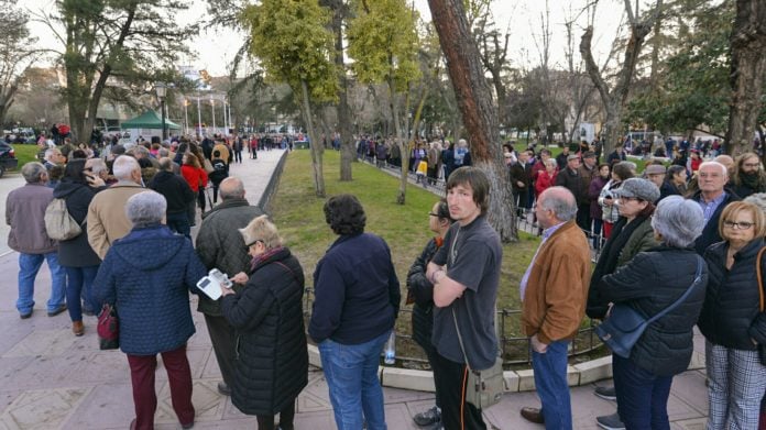 Cientos y cientos han esperado en fila para hacerse con un chorizo en el Jueves Lardero de Guadalajara.