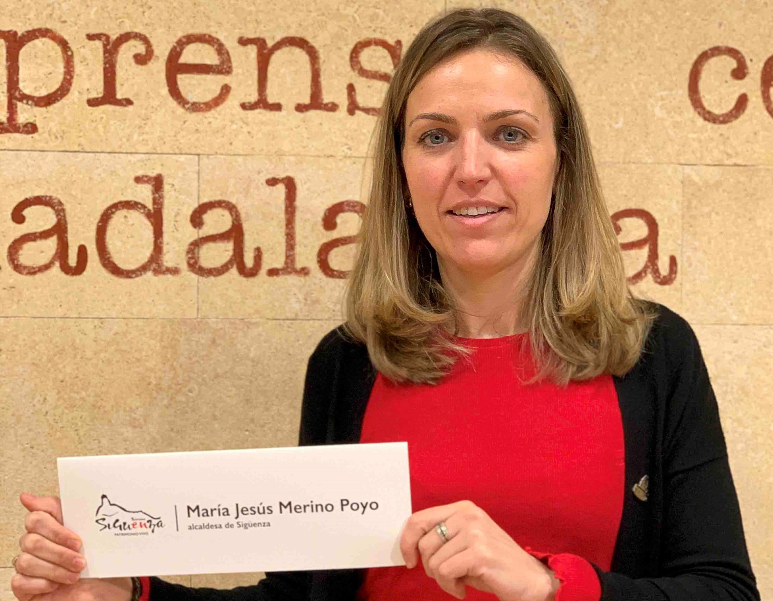 María Jesús Merino, alcaldesa de Sigüenza, con la nueva imagen turística de la ciudad.