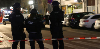 Policías alemanes en Hanau, tras los tiroteos del 19 de febrero de 2020.