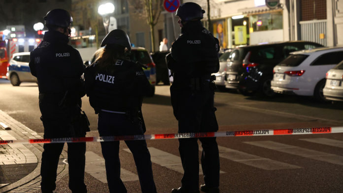 Policías alemanes en Hanau, tras los tiroteos del 19 de febrero de 2020.
