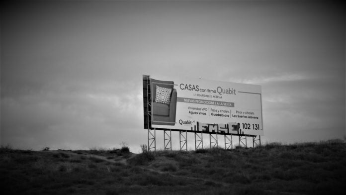 Anuncio de Quabit cerca de la Ronda Norte de Guadalajara. (Foto: La Crónic@)