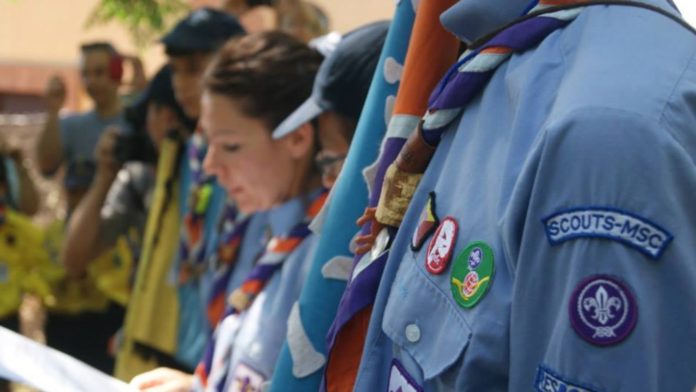 Scout, con la clásica pañoleta.