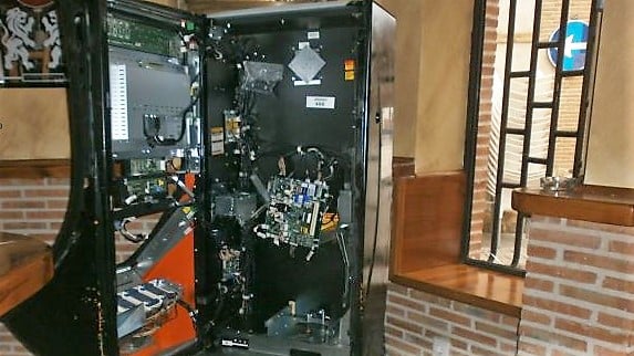 Máquina tragaperras reventada en un bar de El Casar en 2016.