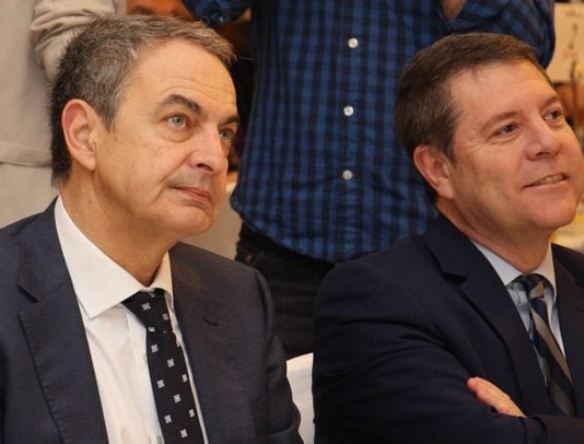 Rodríguez Zapatero y García-Page escuchan a Pedro J. Ramírez en el Palace madrileño.