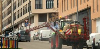 Uno de los tractores que participan en la desinfección de las calles de Guadalajara, por el coronavirus.