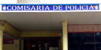 Operario de Geacam desinfectando el acceso a un centro de salud