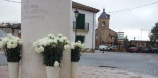 Velas alrededor del monolito por el 11-M, en Alovera, en una imagen de archivo.