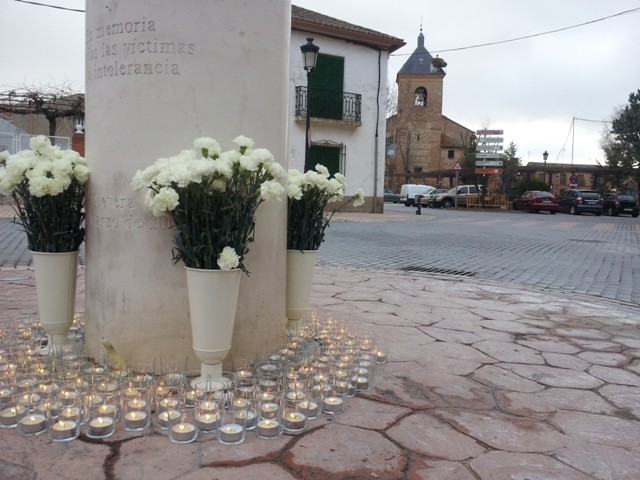 Velas alrededor del monolito por el 11-M, en Alovera, en una imagen de archivo.