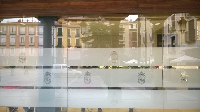 34246-cristalera-del-registro-del-ayuntamiento-de-guadalajara--una-de-sus-dependencias-mas-conocidas-por-los-vecinos- Cristalera del Registro del Ayuntamiento de Guadalajara. (Foto: La Crónic@)