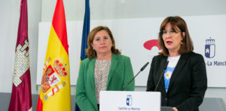 Blanca Fernández, con la consejera de Educación, durante la rueda de prensa de este viernes.