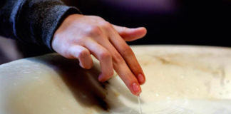 Sin agua bendita en las iglesias por el coronavirus Pila de agua bendita.