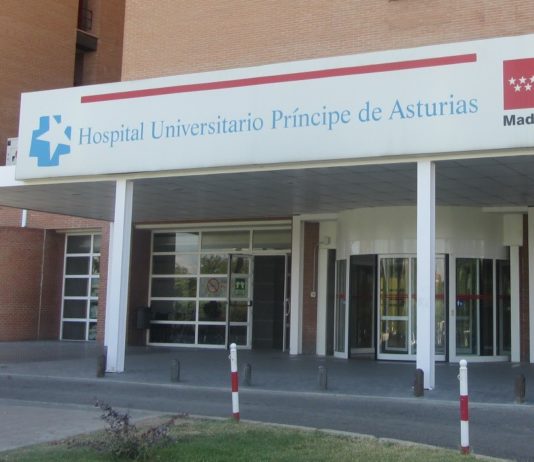 Entrada al Hospital de Alcalá, al borde del colapso desde hace días por el coronavirus.