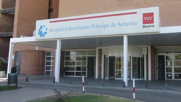 Entrada al Hospital de Alcalá, al borde del colapso desde hace días por el coronavirus.