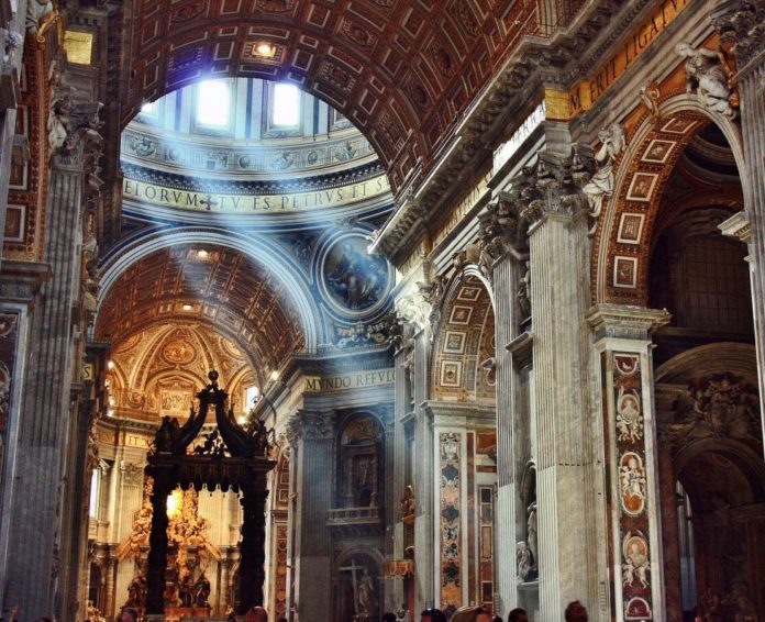 Interior de la basílica de San Pedro, cerrada desde los comienzos de la pandemia de coronavirus.