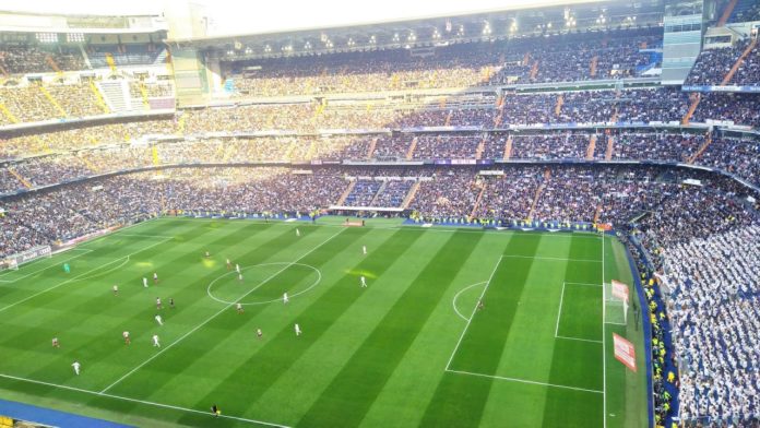 Estadio Santiago Bernabéu, durante la disputa del último derbi entre el Real Madrid y el Atlético de Madrid. (Foto: La Crónic@)