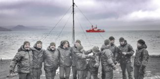 Integrantes de la Campaña Antártica española. Al fondo, el Hespérides.