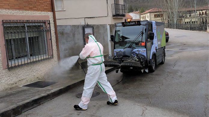 Desinfección en una calle de Trillo.