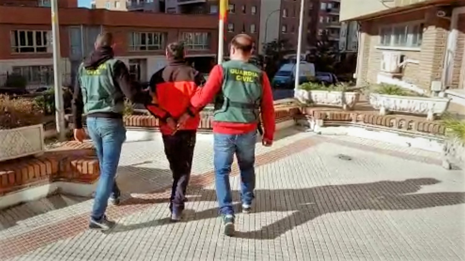 El detenido por una veintena de robos en Sigüenza, a su llegada a la Comandancia de la Guardia Civil de Guadalajara.