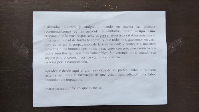 Aviso de cierre por coronavirus en un establecimiento hostelero de Guadalajara.