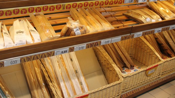 Sección de panadería de un supermercado.