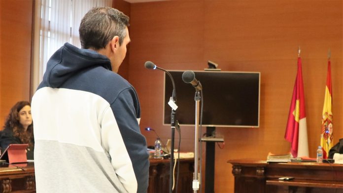 El acusado de degollar a su mujer en Azuqueca, durante su declaración.