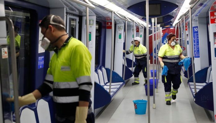 Limpieza de un vagón en el Metro de Madrid.