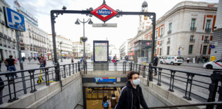 Un joven sale del Metro de la Estación Sol con mascarilla como medida de protección frente al Coronavirus tras el aumento de casos en la Comunidad en las últimas horas, en Madrid el 12 de marzo de 2020. (Foto: EP)