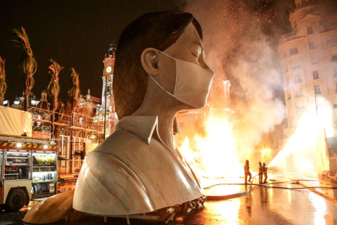La falla de la Plaza del Ayuntamiento de Valencia, en llamas en la madrugada del 17 de marzo de 2020.