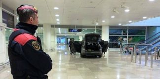 Los Mossos d'Esquadra custodian el coche que ha irrumpido en el Aeropuerto de El Prat de Barcelona, el 20 de marzo de 2020.