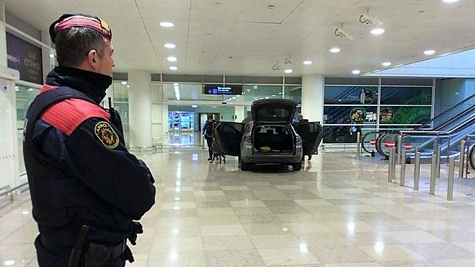 Los Mossos d'Esquadra custodian el coche que ha irrumpido en el Aeropuerto de El Prat de Barcelona, el 20 de marzo de 2020.