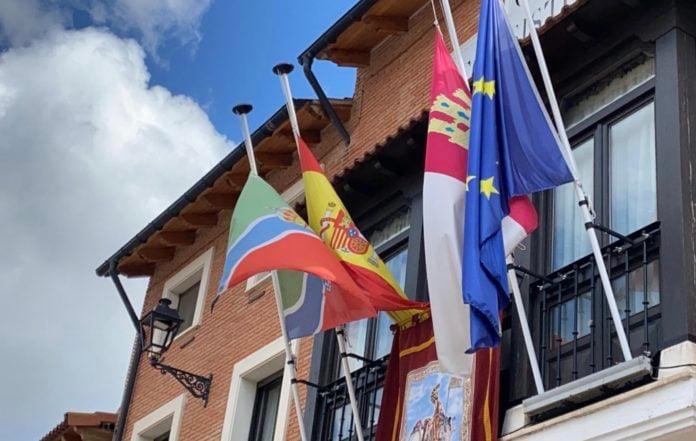 Banderas a media asta en el Ayuntamiento de Alovera.
