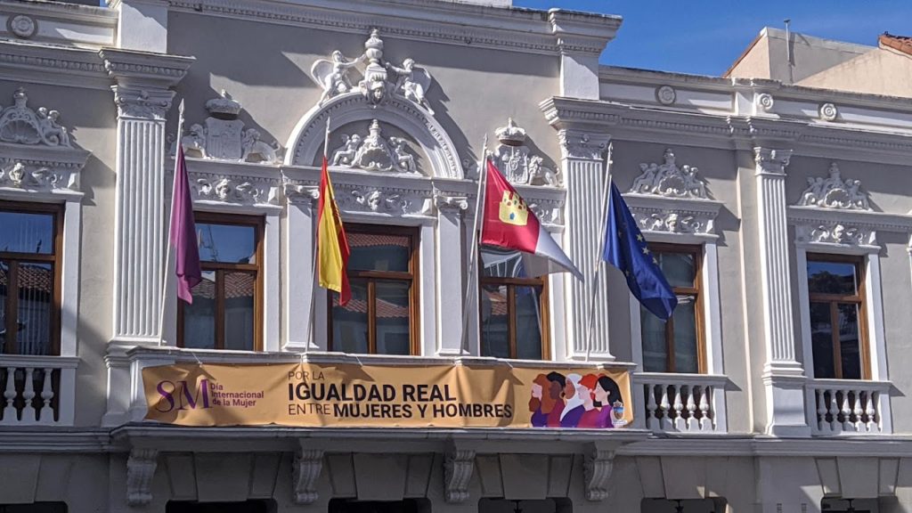 Fachada del Ayuntamiento de Guadalajara el 8M de 2020.