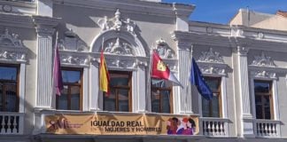 Fachada del Ayuntamiento de Guadalajara el 8M de 2020.