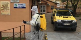 Operario de Geacam desinfectando el acceso a un centro de salud